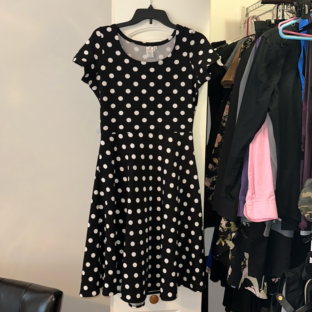 Black dress size medium. Belt not included.